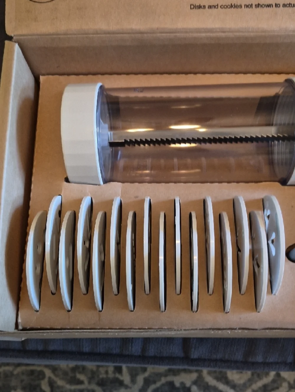 New In Box Pampered Chef Cookie Press and 16 Discs -‎ White